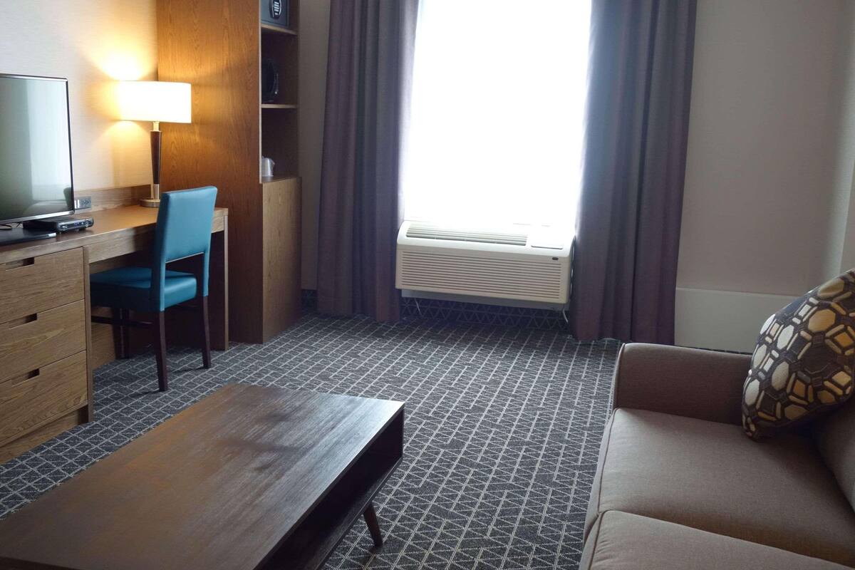 Suite, 1 Bedroom, Non Smoking | Down comforters, in-room safe, desk, blackout drapes