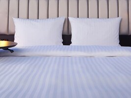 Zimmer, 2 Queen-Betten, Nichtraucher | Daunenbettdecken, Zimmersafe, Schreibtisch, Verdunkelungsvorhänge