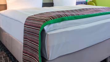 Edredons de pluma, cofres nos quartos, escrivaninha, cortinas blackout