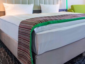 Down duvets, in-room safe, desk, blackout curtains - Park Inn by Radisson Brampton, On (Brampton)