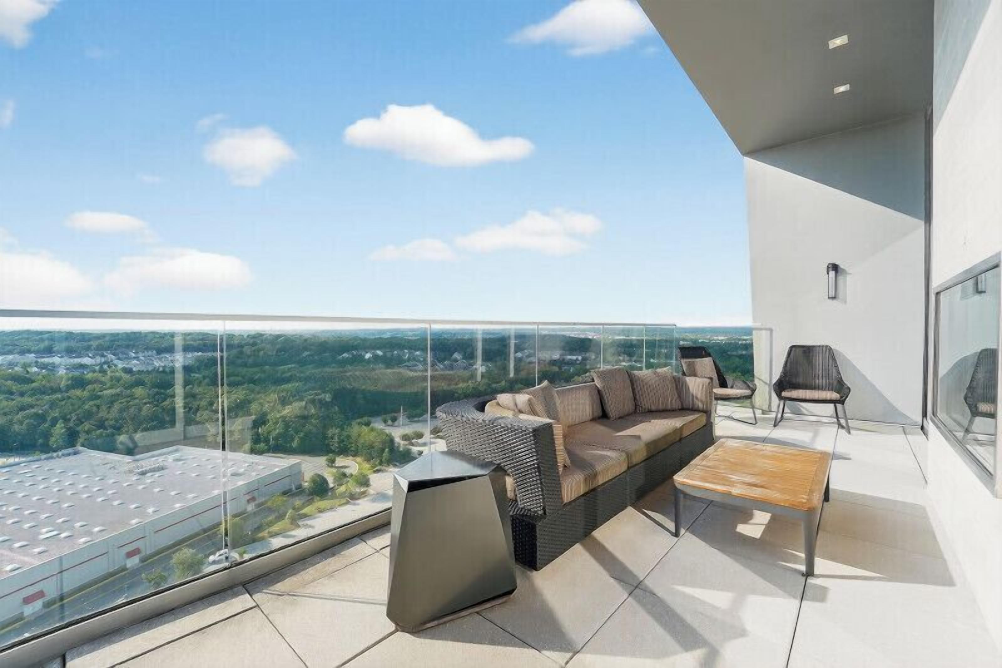 Ylelliset vuodevaatteet, tallelokero huoneessa, työpöytä