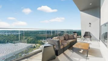 Ylelliset vuodevaatteet, tallelokero huoneessa, työpöytä