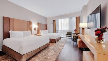 Habitación doble Deluxe, 2 camas Queen size | Ropa de cama de alta calidad y caja de seguridad en la habitación