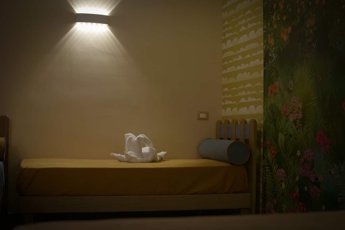 Habitación cuádruple familiar | Minibar, caja de seguridad en la habitación y escritorio