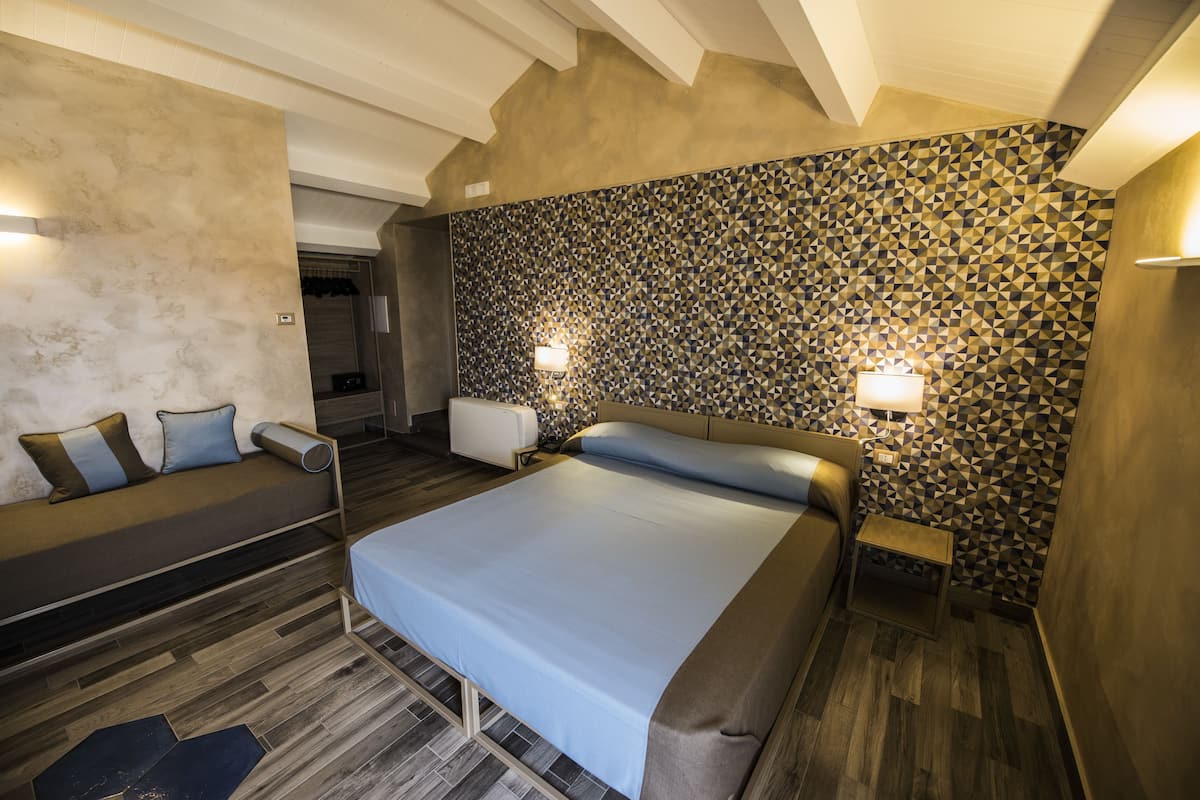 Suite Deluxe, vista al mar | Minibar, caja de seguridad en la habitación y escritorio