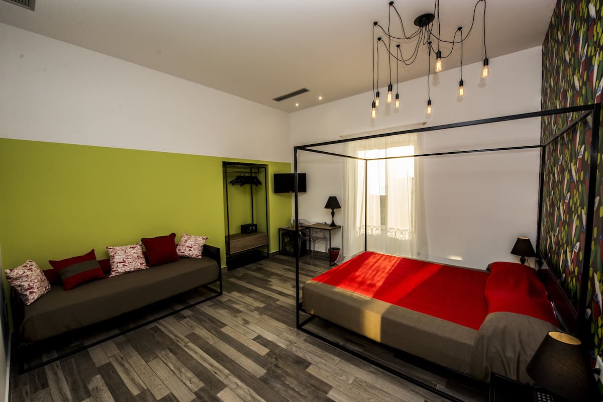 Habitación triple Deluxe, vista al mar | Minibar, caja de seguridad en la habitación y escritorio