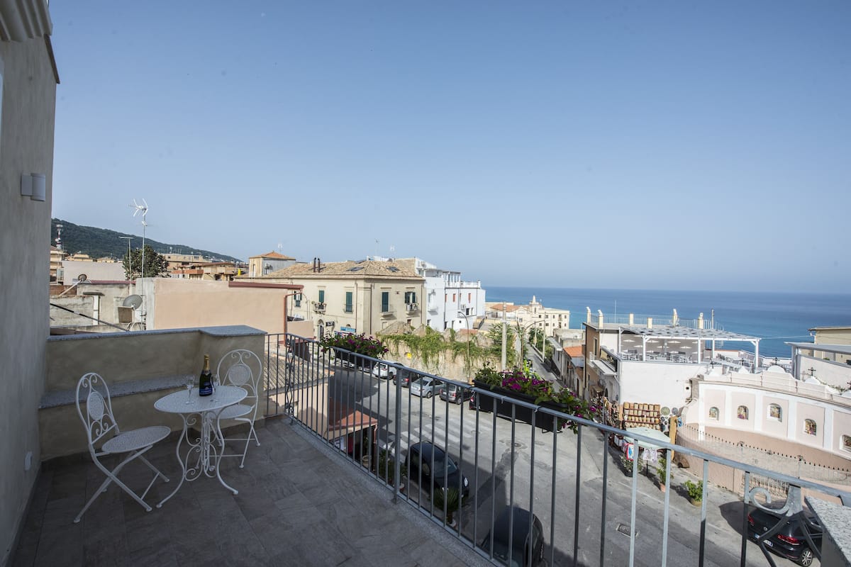 Suite junior, vista al mar | Minibar, caja de seguridad en la habitación y escritorio