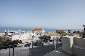 A coastal residential area with buildings, a clear sky, and the sea in the background. - Villa Adua (Tropea)