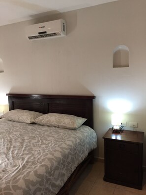 Suite économique, 1 chambre, vue sur la ville | 1 chambre, fer et planche à repasser, accès au Wi-Fi (inclus)