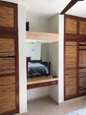 Suite económica, 1 habitación, vista a la ciudad | Servicios de la habitación