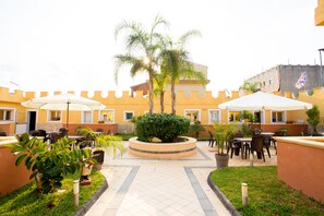 Courtyard - Palace Hotel Costa Del Sole (Catania)