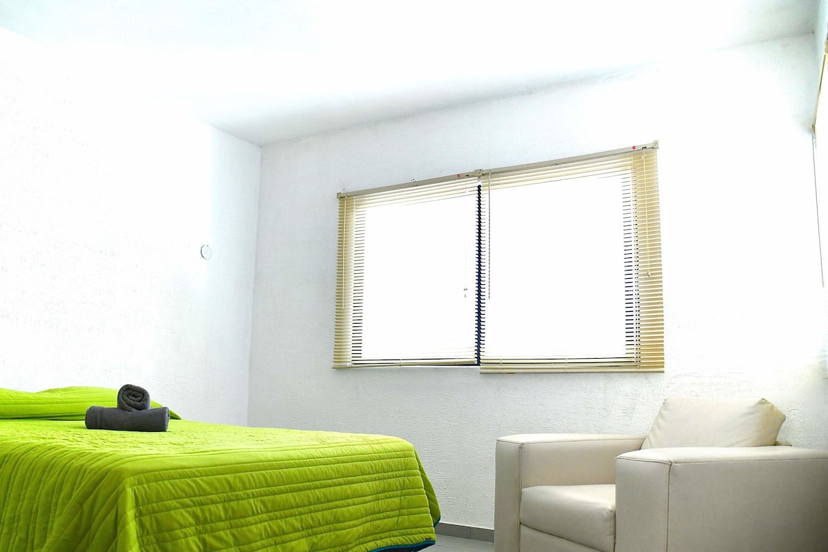 Departamento, 2 habitaciones, para fumadores, cocineta | 1 habitación, tabla de planchar con plancha, wifi gratis y ropa de cama