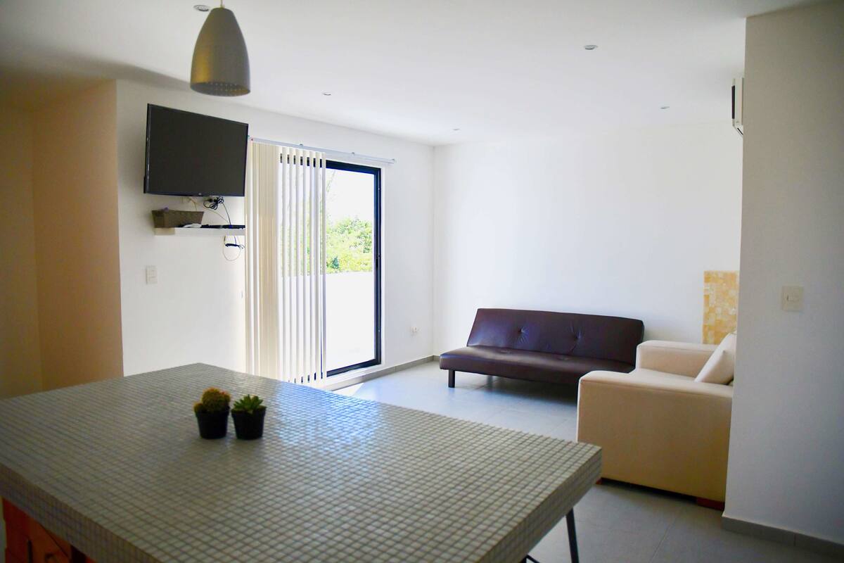 Penthouse Confort, 2 habitaciones, para fumadores, vista al jardín | Área de sala de estar | Smart TV, Netflix y películas con cargo