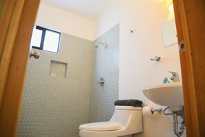 Lägenhet - 2 sovrum - rökare - pentry | Badrum | Dusch, gratis toalettartiklar, hårtork och handdukar