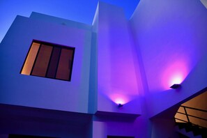 Vista frontal de la propiedad por la tarde o noche