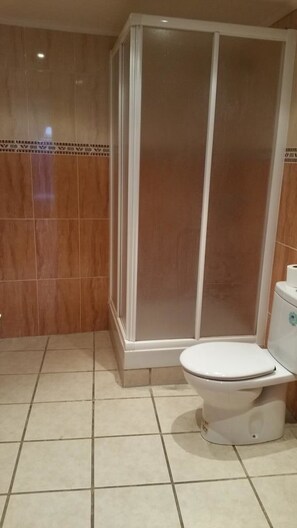 Kostenlose Toilettenartikel, Handtücher