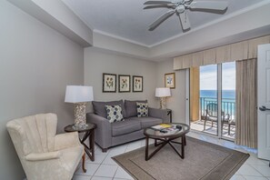 Condo, 1 habitación, frente al mar (Westwinds) | Área de sala de estar | Televisión de pantalla plana