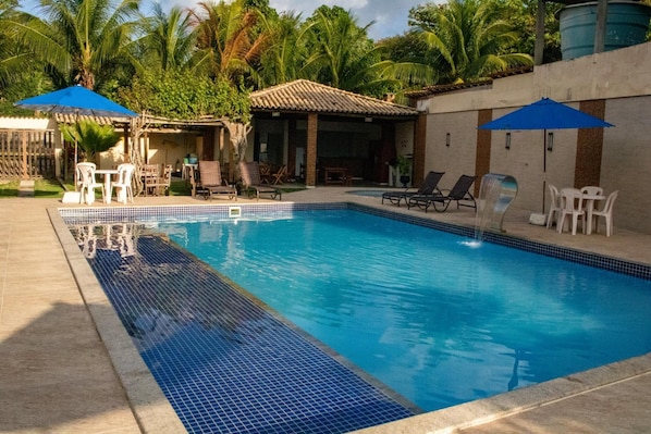 2 piscines extérieures, chaises longues