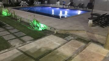 2 piscinas al aire libre, sillones reclinables de piscina