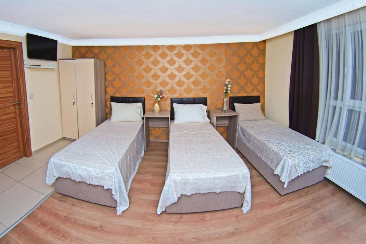 Habitación triple | Ropa de cama de alta calidad y escritorio