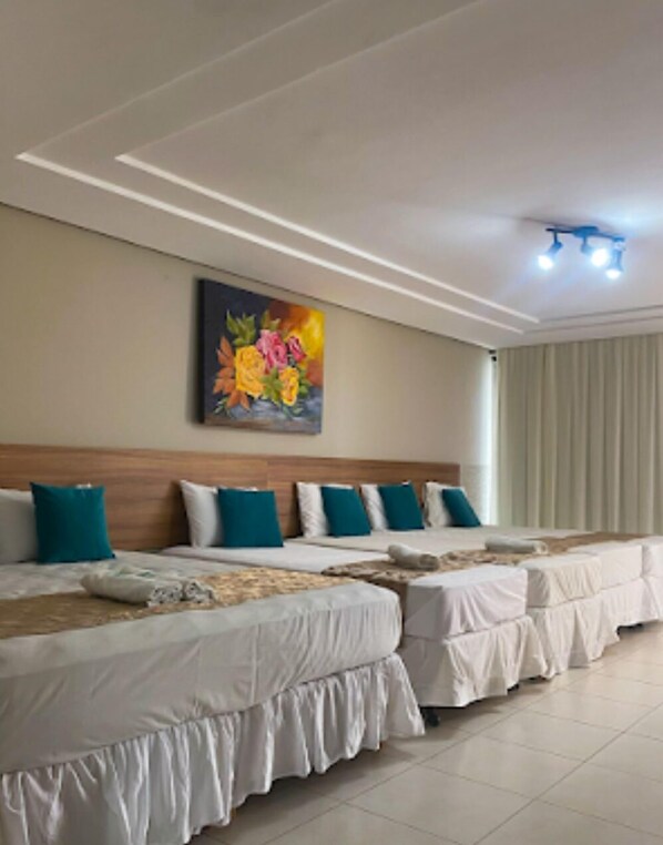 家庭客房, 多張床 | 迷你吧、書桌、遮光布/窗簾、免費無線上網