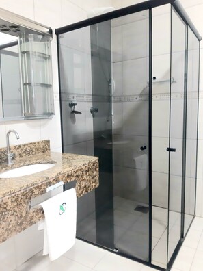 Tremannsrom, 3 enkeltsenger | Bad | Dusj og håndklær