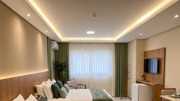 Quarto quádruplo família, várias camas | Frigobar, escrivaninha, cortinas blackout, Wi-Fi de cortesia