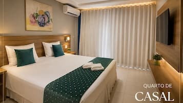 Quarto casal ou duplo luxo | Frigobar, escrivaninha, cortinas blackout, Wi-Fi de cortesia