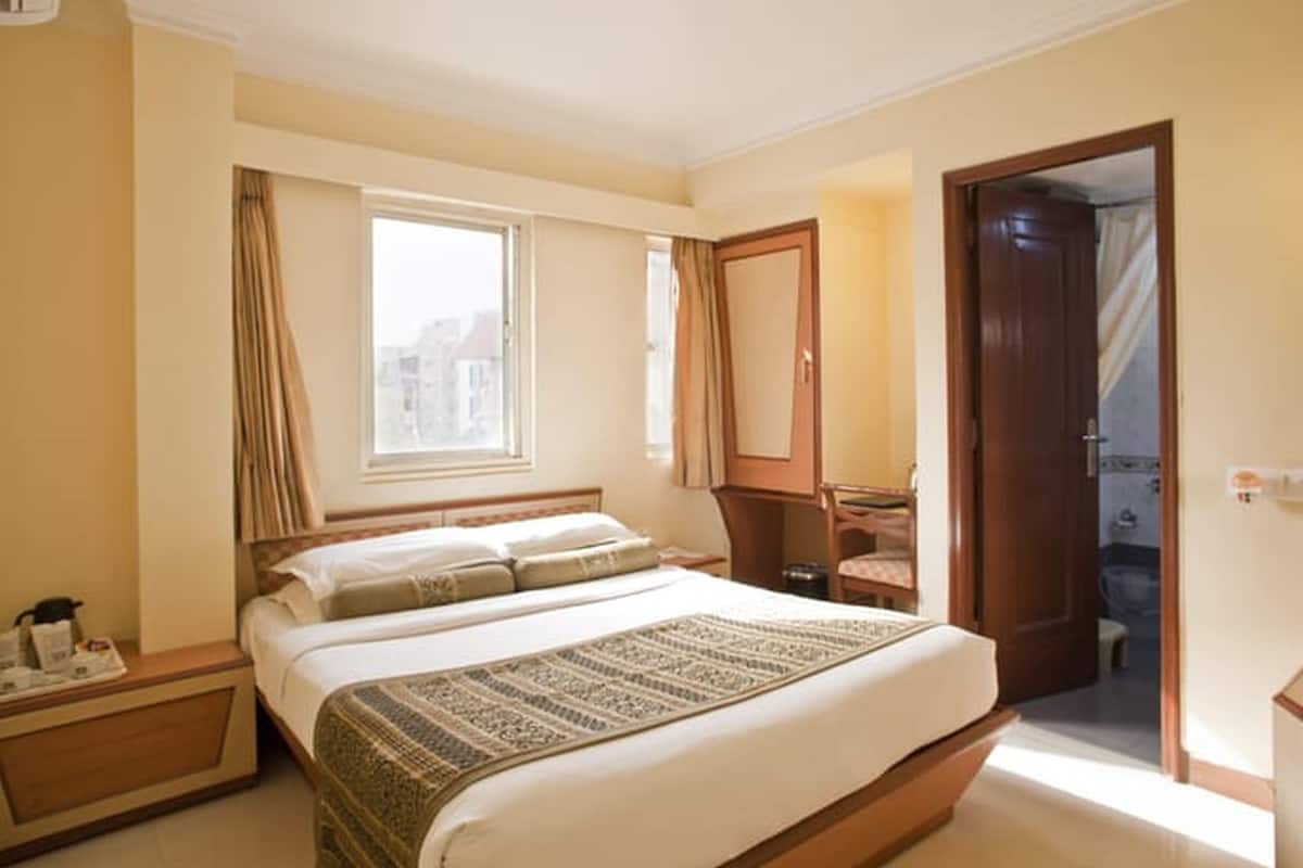 Deluxe Room, Smoking, Private Bathroom | Desk, rollaway beds (surcharge), WiFi (free)