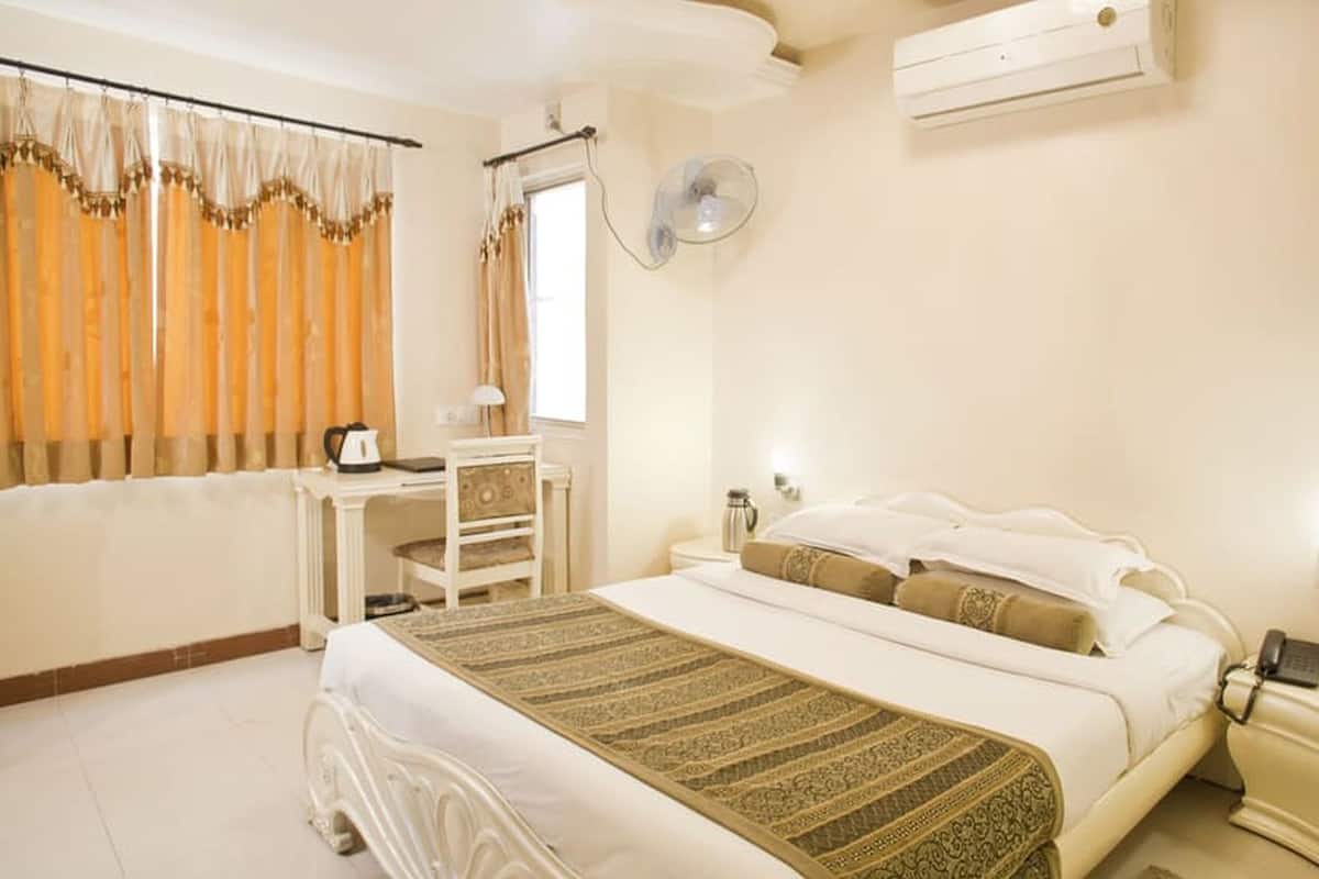 Premier Studio Suite | Desk, rollaway beds (surcharge), WiFi (free)
