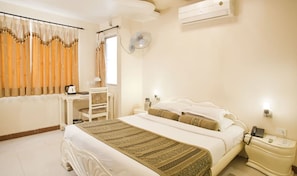 Premier Studio Suite | Desk, rollaway beds, free WiFi
