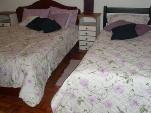 Tabla de planchar con plancha, wifi gratis y ropa de cama 