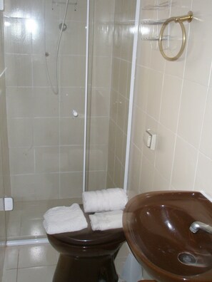 Hair dryer, towels - Solidaritat Hostel (São Paulo)