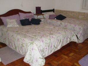 Ferros/tábuas de passar roupa, Wi-Fi de cortesia, roupa de cama