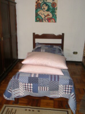 Tabla de planchar con plancha, wifi gratis y ropa de cama 