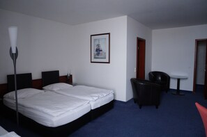 Comfort Double Room | Desk, soundproofing, cots/infant beds, rollaway beds