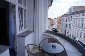 Dormitori compartit bàsic, 3 llits individuals | Vista des de l'habitació