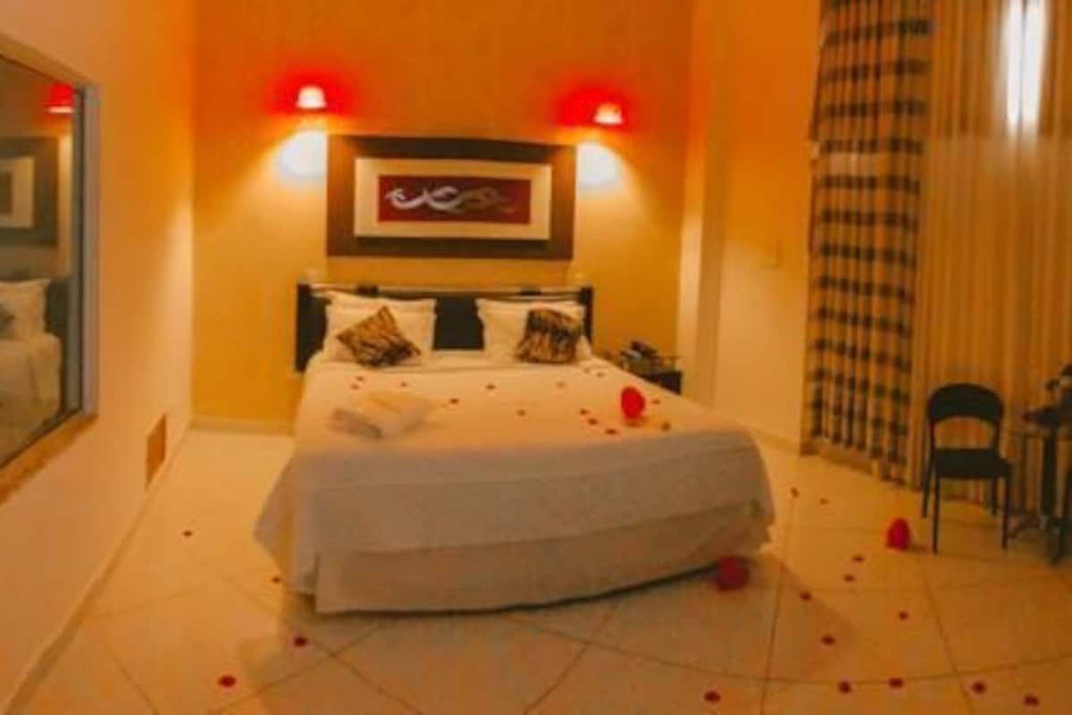 luxury suite, 1 double bed | minibar, desk, blackout curtains, iron/ironing board