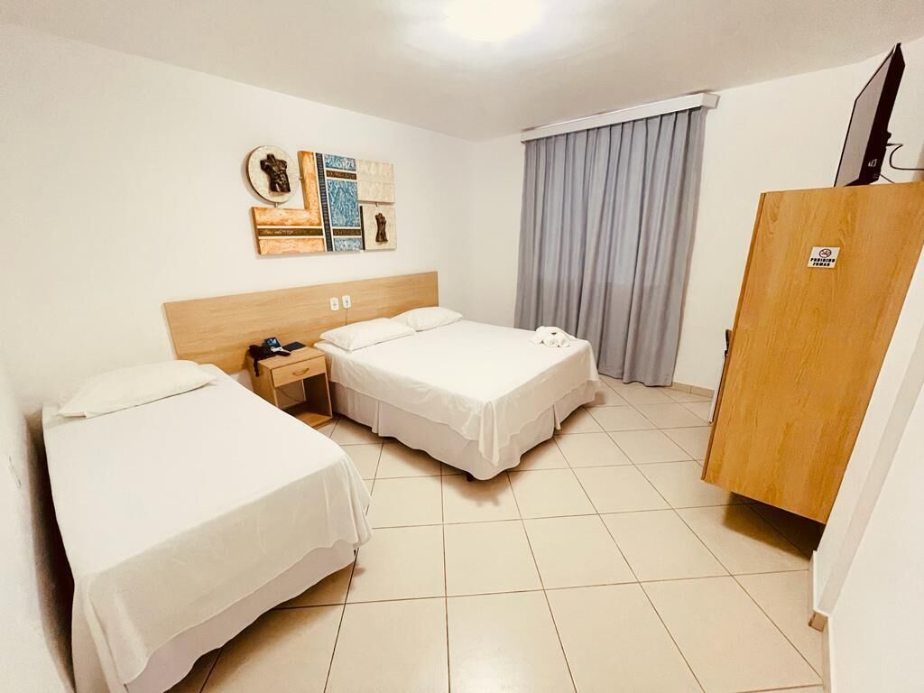 Quarto casal luxo | Frigobar, escrivaninha, cortinas blackout, ferros/tábuas de passar roupa