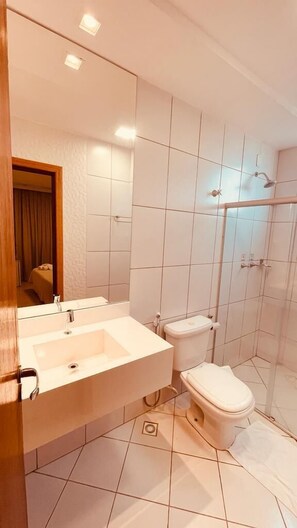 Deluxe Double Room | Minibar, desk, blackout curtains, iron/ironing board - Pioneiro Hotel (Teixeira de Freitas)