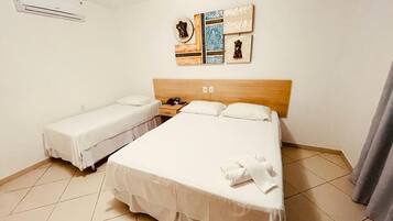 Een minibar, een bureau, verduisterende gordijnen