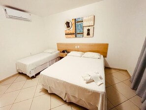 Minibar, skrivebord, blendingsgardiner og strykejern/-brett