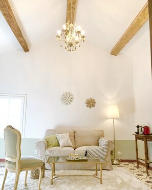 特色客房, 1 張特大雙人床 | 起居區