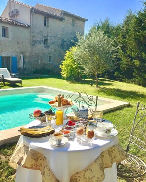 Free daily continental breakfast  - Domaine de La Brave (Pernes-les-Fontaines)