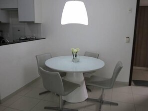 Apartamento, 2 habitaciones | Servicio de comidas en la habitación