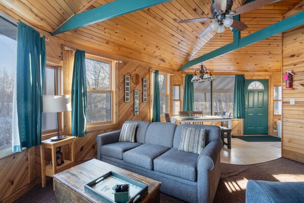 Villa #11- Mama Bears Den | Área de sala de estar | Televisión, chimenea y reproductor de DVD