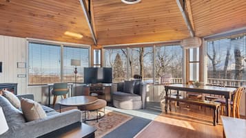 Villa #5- High Five | Wohnbereich | Fernseher, Kamin, DVD-Player