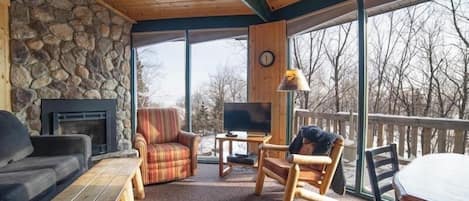 Villa #6- Superior View | Oleskelualue | Televisio, takka, DVD-soitin