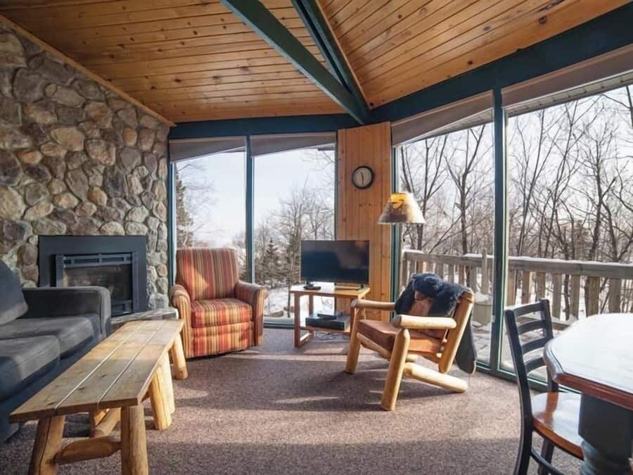 Villa #6- Superior View | Vardagsrum | Tv, eldstad och dvd-spelare