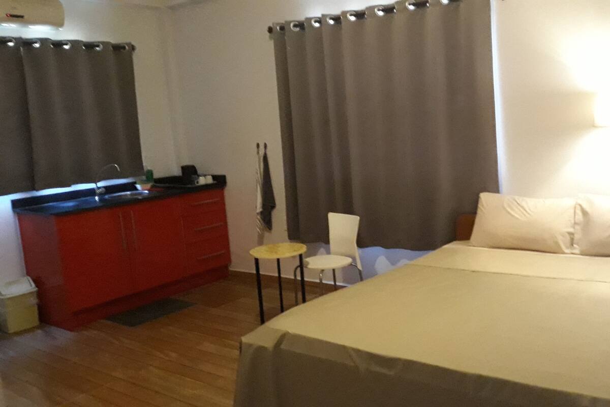 Kamar Double Deluks, 1 Tempat Tidur Queen, Bebas Asap Rokok | 1 kamar tidur, dilengkapi dengan perabotan berbeda-beda, dan meja kerja